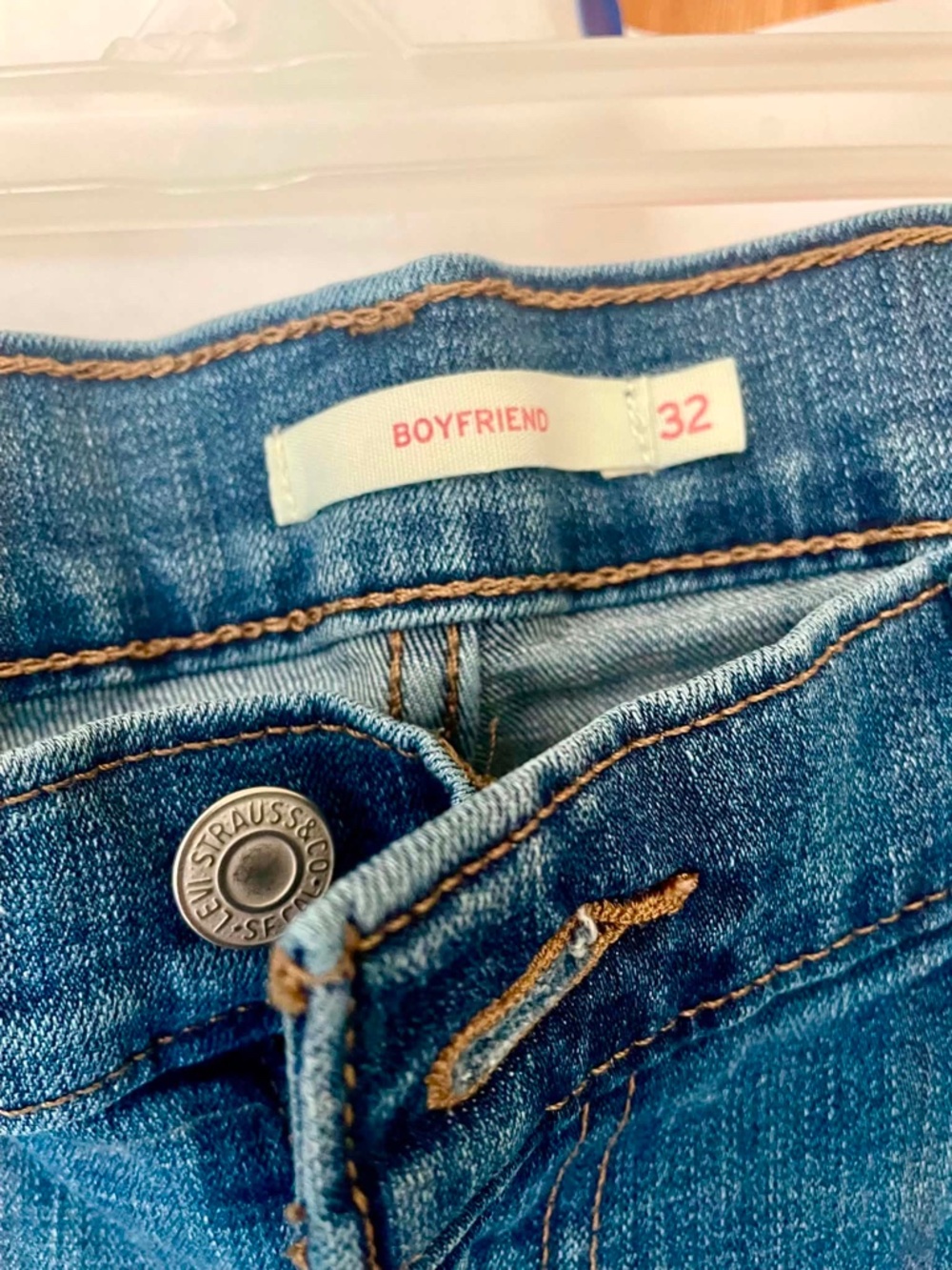 Levi's Boyfriend Jeans Size 32x28 Medium Wash Stretch Denim - Picture 2 of 2